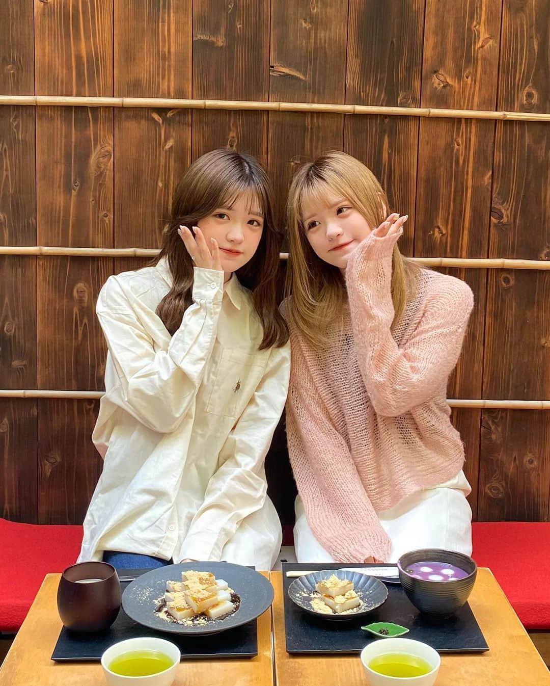 砂糖桃のインスタグラム：「和カフェ行ってきた🍃 スワイプしてね❕  中庭の席が素敵すぎた~🥹  くず餅初めて食べた！めちゃ美味しかった~🍵  藤の花もすごい綺麗だった🫶🏻  . #藤の花 #船橋屋くず餅 #船橋屋 #くず餅 #和カフェ #カフェ巡り」