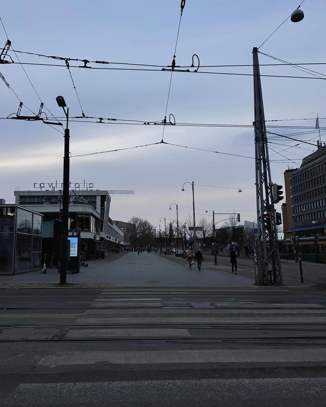 Miko Wongさんのインスタグラム写真 - (Miko WongInstagram)「芬兰Helsinki 🇫🇮🤍  突如其来的芬兰游  预料之外的小惊喜 坐一次没有计划的地铁 漫无目的地在这陌生城市游荡 沿途的人和街景都能让人收获愉悦 十天的旅程充电完成  满血复活的肥来了我🔋💖  6度的天气 还是暖暖的  @universaltraveller_my」4月17日 20時34分 - mikowong