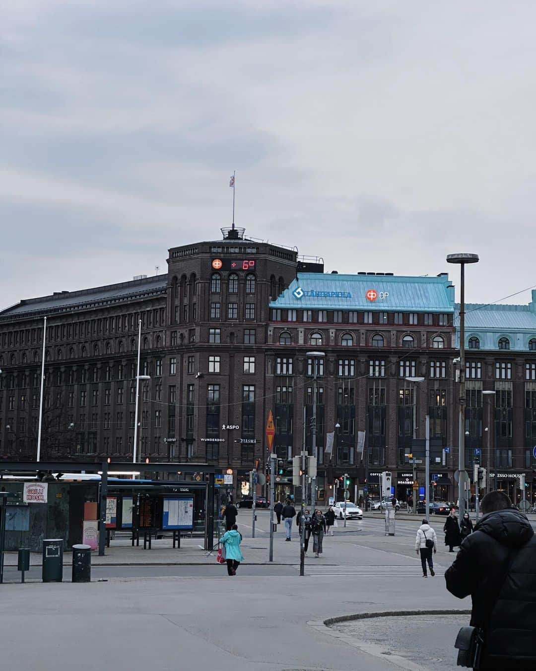 Miko Wongさんのインスタグラム写真 - (Miko WongInstagram)「芬兰Helsinki 🇫🇮🤍  突如其来的芬兰游  预料之外的小惊喜 坐一次没有计划的地铁 漫无目的地在这陌生城市游荡 沿途的人和街景都能让人收获愉悦 十天的旅程充电完成  满血复活的肥来了我🔋💖  6度的天气 还是暖暖的  @universaltraveller_my」4月17日 20時34分 - mikowong