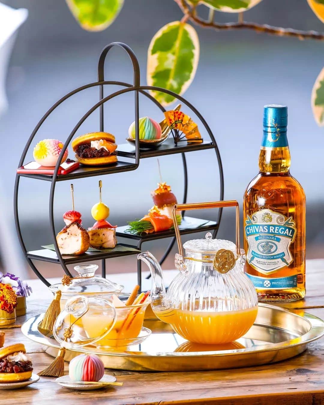Chivas Regalのインスタグラム：「Introducing the Warm Spiced Fuji Apple: a signature blend of spices and Scotch to savour. Recipe below:  30ml Chivas Mizunara 80ml mulled spiced apple Orange zest, 4 star anise, cinnamon, ginger, sansho peppercorns」