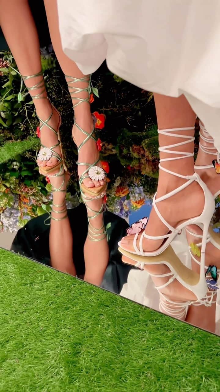 SOPHIA WEBSTERのインスタグラム：「📸...Picture perfect shoes, guaranteed to capture everyone’s attention! 😜  👗- @rachelwilliamscreative 🌸- @bloominghaus  #SophiaWebster #SophiaWebsterVanessa #SophiaWebsterWildflower」