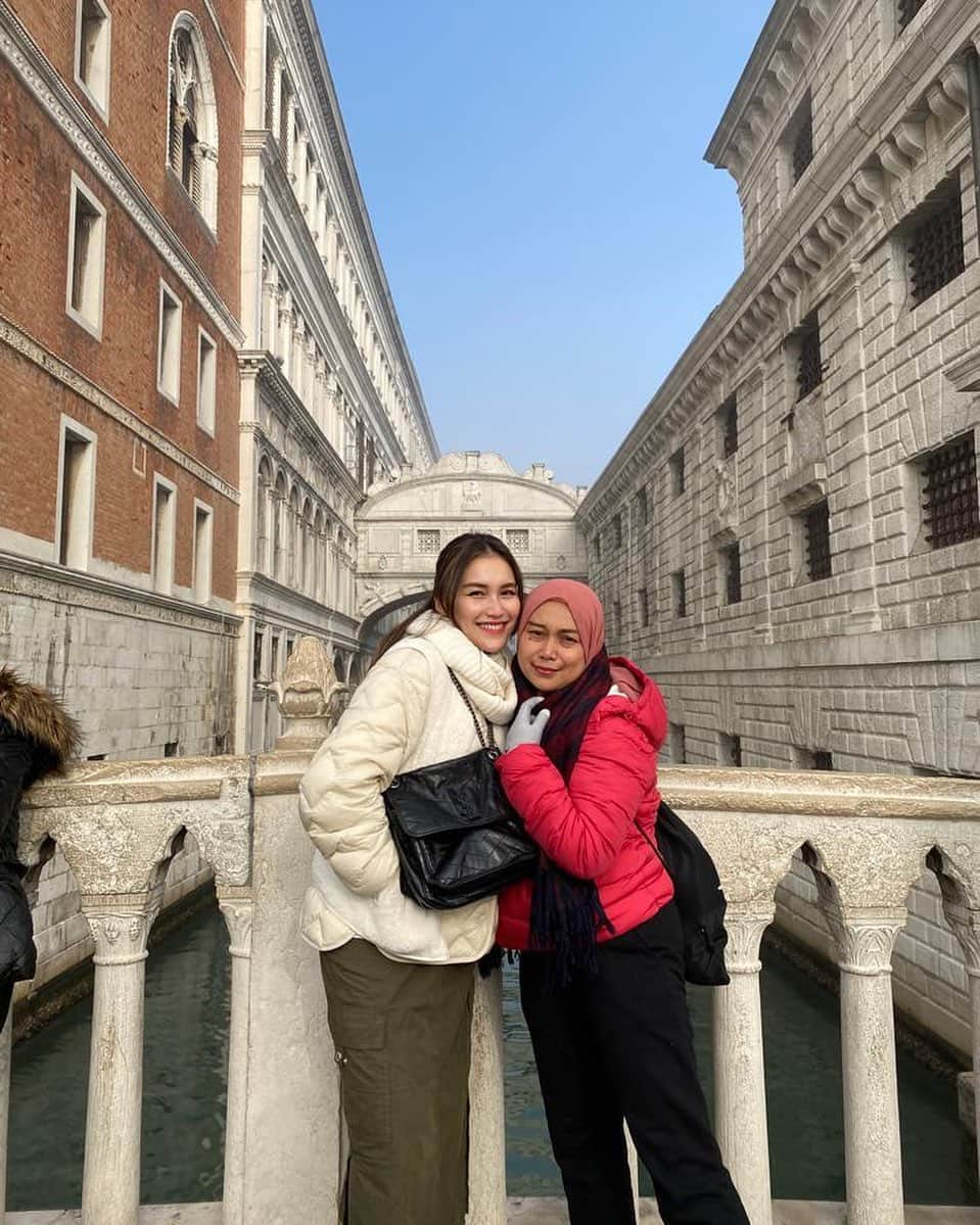 アユ・ティンティンさんのインスタグラム写真 - (アユ・ティンティンInstagram)「Happy birthday bunda syg si ngemput 🥰🎁🎉😝💃 hehhehehe smg sehat, panjang umur, banyak rezeki, semakin lebih baik dlm apapun, bahagia trs pokoknya doa terbaik y bun amin gbu n luv 🎂🍺❤️💋」4月17日 20時39分 - ayutingting92