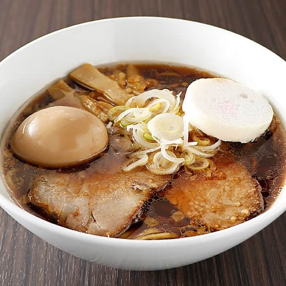 新横浜ラーメン博物館(ramen museum)のインスタグラム：「函館「マメさん」より限定メニュー「マメさん醬油ラーメン」が登場！  【販売価格】※食数限定 🍜マメさん醬油ラーメン　1,000円 🍜マメさん醤油ラーメン半熟味付玉子入り　1,150円  【販売日】 2023年4月18日(火)～4月24日(月)  現在出店中の『あの銘店をもう一度』銘店シリーズ・第14弾「マメさん」より限定メニュー「マメさん醤油ラーメン」が発売いたします。  醤油ダレは豚肉の旨味と昆布や帆立､カニ等､魚介の旨味を凝縮させた深みのある味わい。 芳醇な香りと、マメさんゆかりの焦がし背脂の香ばしさが相まった、五感を刺激する風味豊かなラーメンに仕上がりました。  北海道・函館「マメさん」の営業も残り1週間。この機会にぜひお召し上がりください。  詳細はコチラ ➡️https://bit.ly/41ePiJl  #ラー博 #ラーメン博物館 #横浜 #新横浜 #新横浜ラーメン博物館 #ラーメン #ラーメン部 #ラーメン女子 #デート #ラー活 #ラーメンインスタグラム #横浜グルメ #昭和レトロ #昭和 #夕焼けの街 #ramen #raumen #あの銘店をもう一度 #銘店シリーズ #北海道 #函館 #函館ラーメン #新函館ラーメン #函館塩ラーメン #マメさん #フノリ #マメさん醤油ラーメン #限定メニュー #期間限定メニュー」
