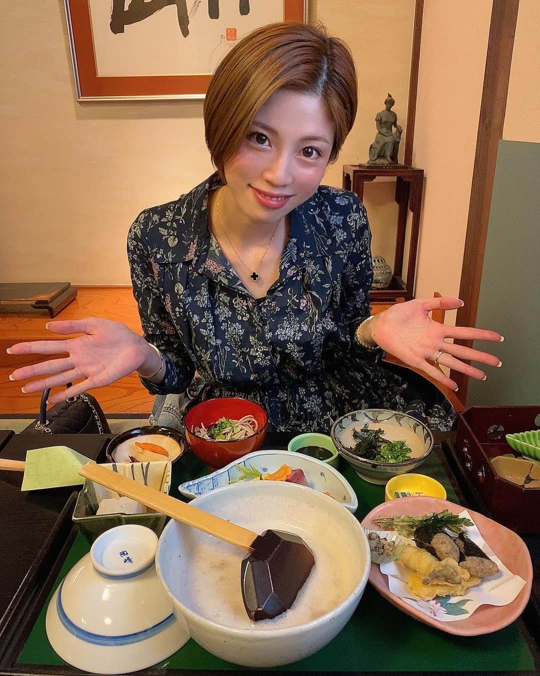 CHIHIRO♡のインスタグラム：「自然薯ねばねばパワーー💪  前までドライブ🚗ランチ  手でか🤗🤗🤗🤗  #自然薯 #三重県 #ドライブ #ランチ #茶々 #lunch」