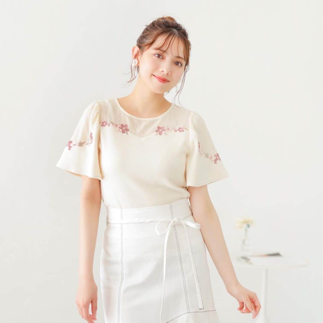 WILLSELECTION OFFICIALさんのインスタグラム写真 - (WILLSELECTION OFFICIALInstagram)「@willselection_official   4/20(Thu) 発売♡ ✔︎ 刺繍レースカットソートップス ¥7,590(tax in)  2〜4枚目画像の《ivory》カラーは WEB &ルミネエスト新宿店限定商品となっております♡ WEBは4/20(Thu) 10:00発売start！！  ※保存しておくとSHOPでのお買い物時に便利です  #WILLSELECTION #ウィルセレクション #flower #刺繍」4月17日 20時43分 - willselection_official