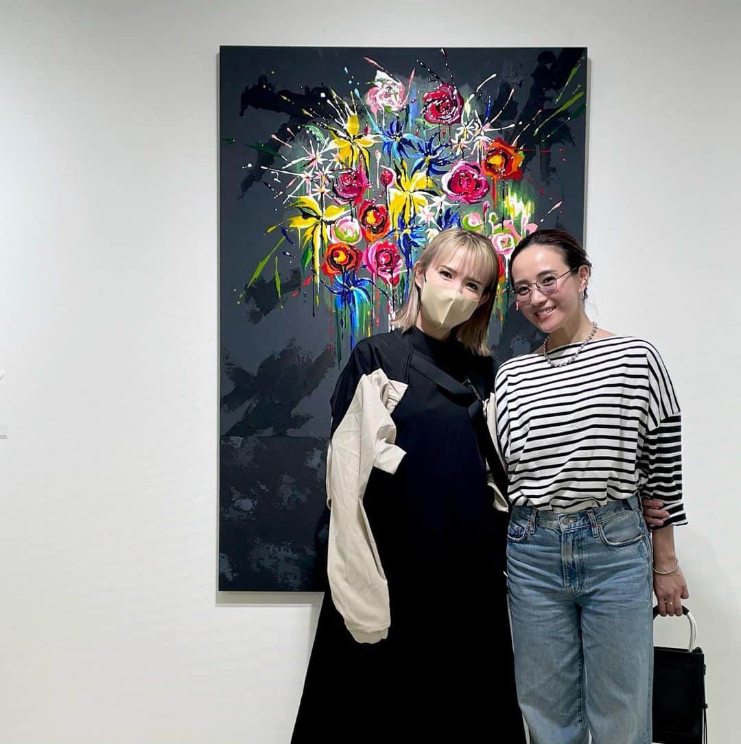 秋定麻紀子さんのインスタグラム写真 - (秋定麻紀子Instagram)「ASUKA ZEN（全 明日香） 個展『Viable Colors（バイアブル カラーズ）』 @asuka.zen   16歳からの仲で 気づけば2児の母として アーティストとして 力強い活躍をしている明日香。  彼女は今まで モノクロの世界観が有名だけど、今回初めて「色」を使い さまざまな生命力を表現していた。  トリックアートのような遊び心の中に、どこか残酷な現実があり、孤独と強さと儚い美しさが入り混る感覚。  美しく咲き誇る生命力を 彼女らしく表現していました。  とても久しぶりに会ったので 話す事が山ほどあり お茶しててもあっという間に帰る時間。  お互い母の時間に切り替えて サクッと解散。  次回はゆっくりね。 ありがとう。  ■会期：2023年4月5日（水）～25日（火）  ■会場：西武池袋本店2階（中央B7）＝アート カプセル＋  #全明日香 #asukazen happy birthday！！！！」4月17日 20時43分 - makiakisada