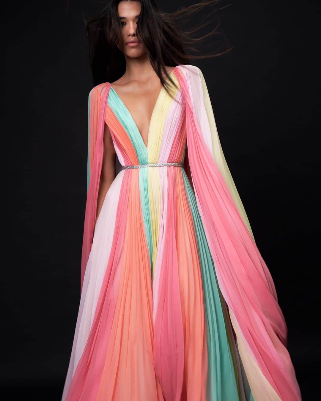 ジェニーパッカムさんのインスタグラム写真 - (ジェニーパッカムInstagram)「Sunbird. A cape sleeve, silk rainbow gown with pleat detailing and crystal belt. 🌈   #jennypackham #ss23 #london #paris #milan #newyork #style #vogue #runway #rainbow」4月17日 20時43分 - jennypackham