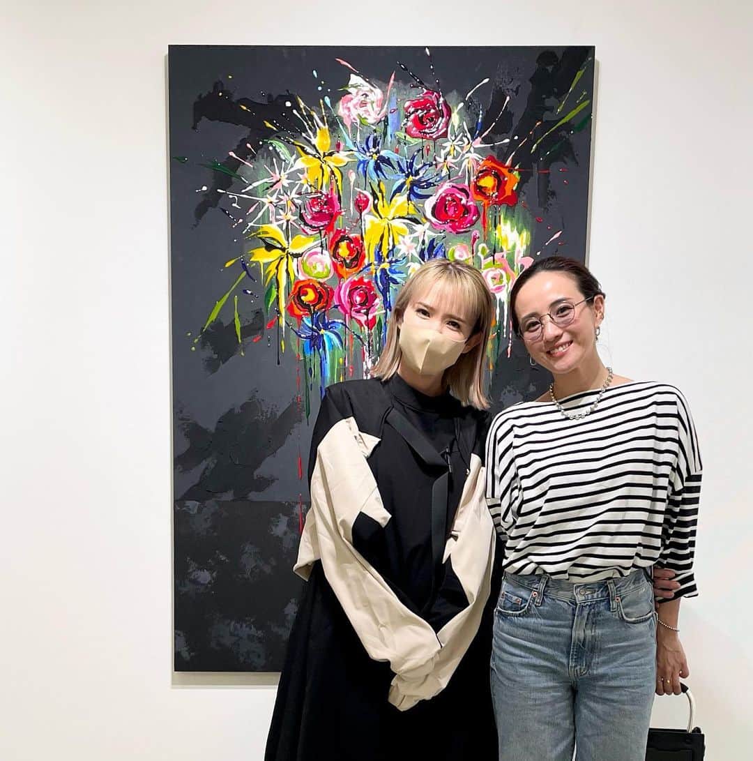 秋定麻紀子のインスタグラム：「ASUKA ZEN（全 明日香） 個展『Viable Colors（バイアブル カラーズ）』 @asuka.zen   16歳からの仲で 気づけば2児の母として アーティストとして 力強い活躍をしている明日香。  彼女は今まで モノクロの世界観が有名だけど、今回初めて「色」を使い さまざまな生命力を表現していた。  トリックアートのような遊び心の中に、どこか残酷な現実があり、孤独と強さと儚い美しさが入り混る感覚。  美しく咲き誇る生命力を 彼女らしく表現していました。  とても久しぶりに会ったので 話す事が山ほどあり お茶しててもあっという間に帰る時間。  お互い母の時間に切り替えて サクッと解散。  次回はゆっくりね。 ありがとう。  ■会期：2023年4月5日（水）～25日（火）  ■会場：西武池袋本店2階（中央B7）＝アート カプセル＋  #全明日香 #asukazen happy birthday！！！！」