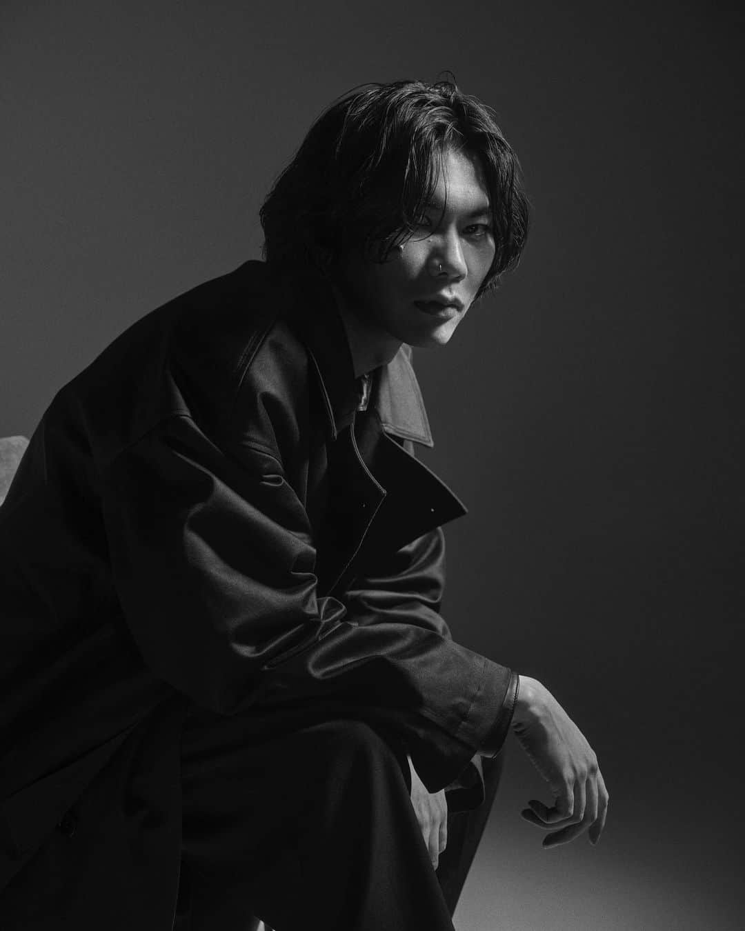 山田智和のインスタグラム：「米津玄師さんの新アーティスト写真を撮影しました。 New Artist Photo for Kenshi Yonezu @hachi_08  Photo by Tomokazu Yamada  Styling: Masataka Hattori @masataka_hattori  Hair: HORI @hori_0227  Art: Yui Miyamori @plus_mon   #米津玄師 #月をみていた #FF16」