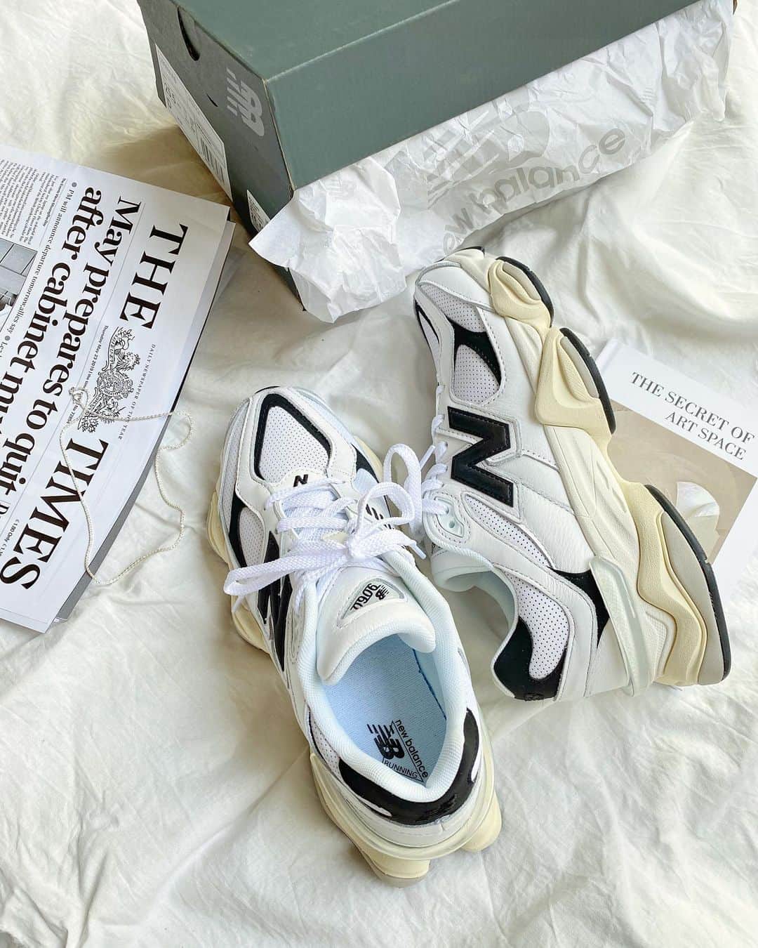 のインスタグラム：「⁡ 𝗇𝖾𝗐𝖻𝖺𝗅𝖺𝗇𝖼𝖾  𝖴𝟫𝟢/𝟨𝟢𝖠𝖠𝖡 ⁡ 𝟫𝟢𝟨𝟢、𝟤足目🖤 ⁡ かわいすぎて、秒で買った🎧💭🖤 ⁡ 𝗇𝖾𝗐𝖻𝖺𝗅𝖺𝗇𝖼𝖾は、𝟤𝟦.𝟧と𝟤𝟧は絶対にないから いつも𝟤𝟧.𝟧で🫨笑 ⁡ 𝟤𝟧.𝟧しか残ってなくて、 絶対買えってことじゃない？😏🫶🏾 ⁡ ⁡ みんなは何のスニーカーにハマってる？🎱  ⁡  ⁡ ┈┈┈┈┈┈┈┈┈┈┈┈┈┈┈┈┈┈┈ ⁡ 📍@mayu_tsukue ⿴ 166𝘤𝘮 75𝘬𝘨 ⇢ 49𝘬𝘨 ❪ −２６𝘬𝘨 の減量達成！ ❫ ⿴双子ママ 👶🏻ིྀ👶🏻ིྀ ⿴ニキビ大量にありました! (ニキビ再発しました🍫ニキビ消す方法を 自肌で実験中🧪) ↳ 美容医療・スキンケア・ダイエットについてストーリーで発信しています🖇️📢💬 ⁡ ┈┈┈┈┈┈┈┈┈┈┈┈┈┈┈┈┈┈┈┈  #newbalance #ニューバランス #newbalance9060 #U9060 #スニーカー女子 #スニーカー好きな人と繋がりたい  #スニーカーコーデ #ニューバランスコーデ #ニューバランス好きな人と繋がりたい #海外ファッション #大人カジュアル #ootd #お洒落さんと繋がりたい #お洒落好きな人と繋がりたい」