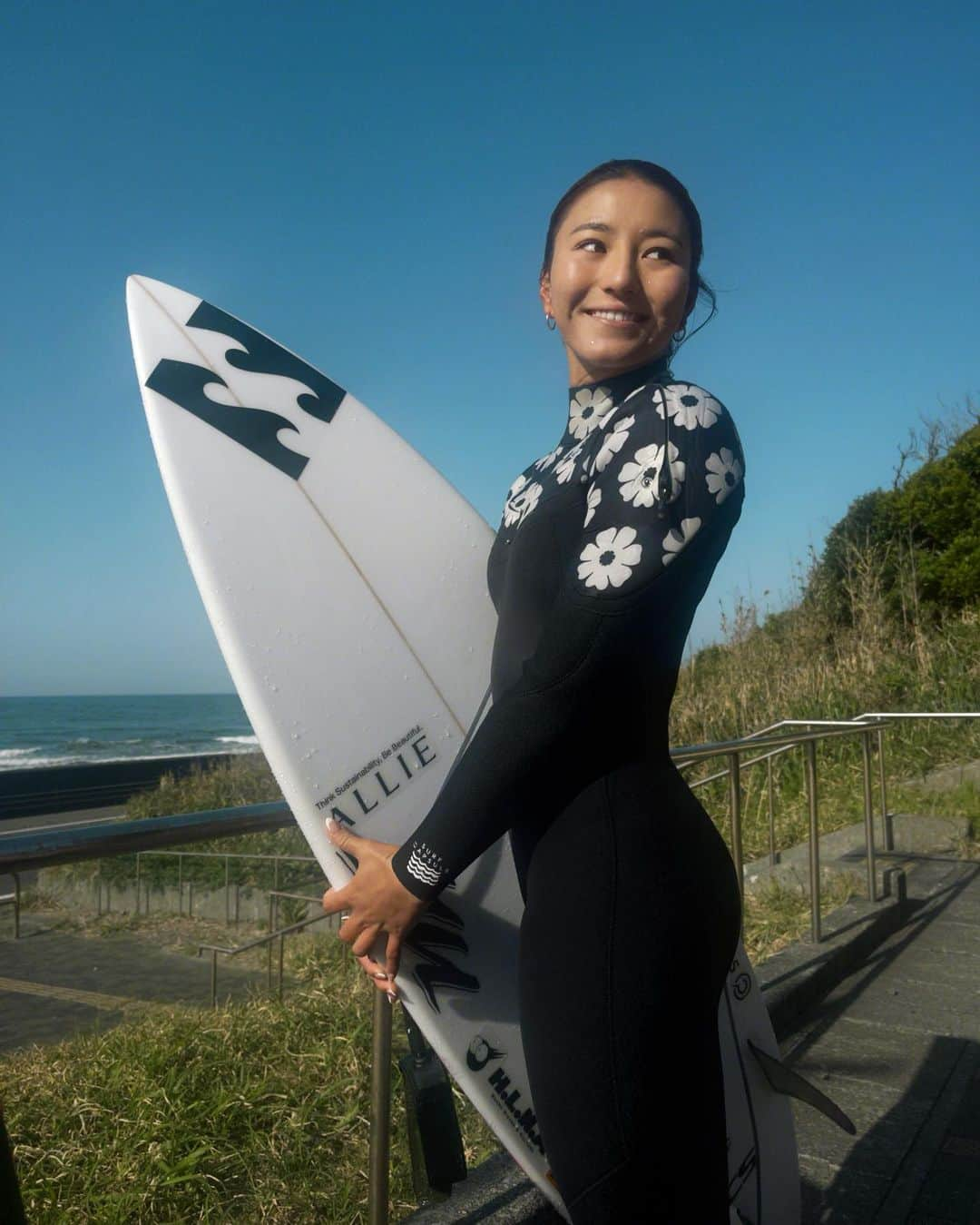 松田詩野のインスタグラム：「Morning surf;)🌞   #beachvibes #surflife  #surfing #surf #ocean  #beachlife #waves  #surfer #nike #airmax」