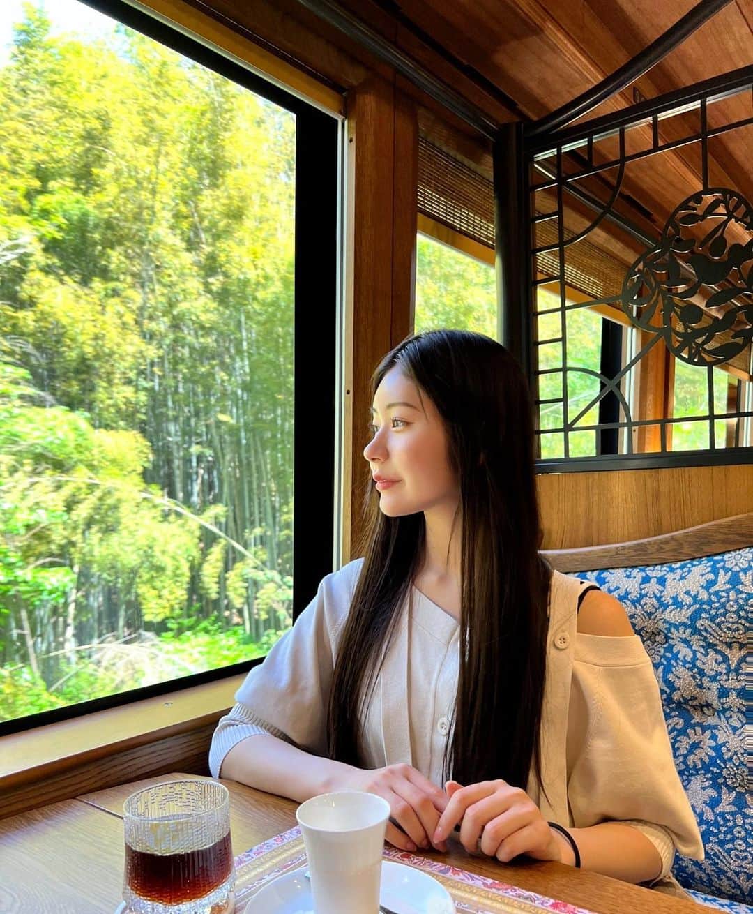 加藤美南のインスタグラム：「THE ROYAL EXPRESS 🚞 車両に乗って目の前に広がる景色と心地良い演奏に美味しいご飯を食べて最高な素敵旅でした🌝  #theroyalexpress #伊豆高原 #伊豆旅行 #伊豆下田」