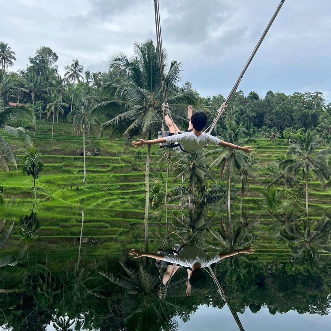 福吉 彩子さんのインスタグラム写真 - (福吉 彩子Instagram)「働くかあさんの旅するコーデ ウブドは緑豊かなエリアが多く、久しぶりにひっぱりだした白のリゾートワンピがよく映えました！ ノーブランドだけど、気に入ってます🤍  ☆☆☆☆☆ バリ島・ウブドまでの観光は、インスタでチェックしていた　@balitabi さんに依頼したチャーターで。 観光スポットを色々回りながら、素晴らしい景色の写真をたくさん撮っていただきました！何気ない家族ショットも良い感じです、アリさんありがとうございます🙏  こちらはバリと言えば、のテガラランのライステラス。 観光地ではありますが、現役の三毛作の棚田。運良く4月頭は青々とした田園風景を眺めることができました！ 下に降りて散策したり、景色を眺めながらルアックコーヒーを飲んだり。 巨大ブランコは長男が、フォトスポットは長女が(私も😊)ノリノリになりました！ 宿泊先のビーチサイドと違う風景が素敵なウブド観光、まだ続きます〜  #ワーママ #ワーママコーデ #働くかあさん  #プチプラコーデ  #アラフォーファッション  #Domani #雑誌ドマーニ #domanist  #バリ島 #バリ島 #ウブド」4月17日 20時52分 - fuku44aya