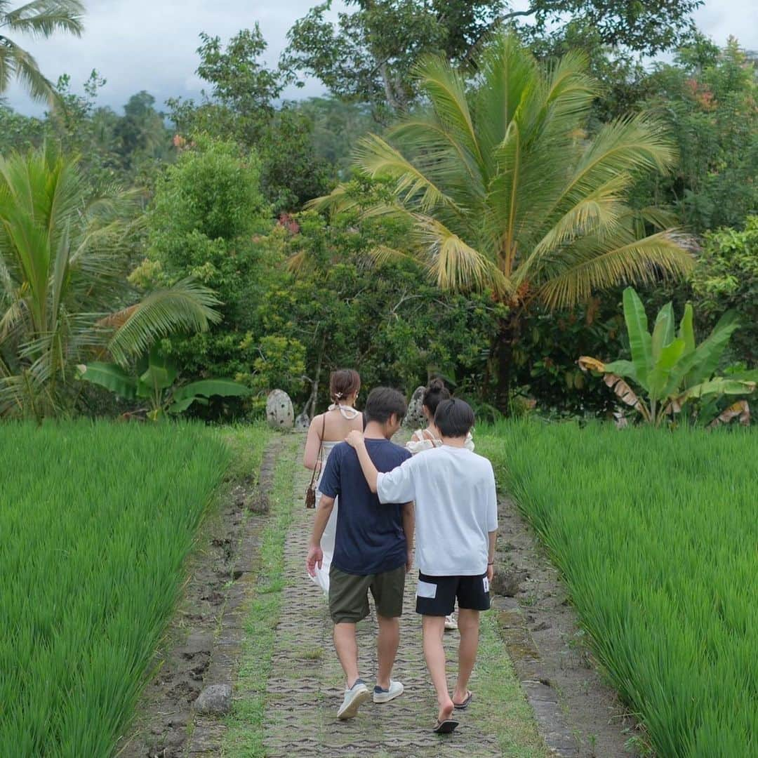 福吉 彩子さんのインスタグラム写真 - (福吉 彩子Instagram)「働くかあさんの旅するコーデ ウブドは緑豊かなエリアが多く、久しぶりにひっぱりだした白のリゾートワンピがよく映えました！ ノーブランドだけど、気に入ってます🤍  ☆☆☆☆☆ バリ島・ウブドまでの観光は、インスタでチェックしていた　@balitabi さんに依頼したチャーターで。 観光スポットを色々回りながら、素晴らしい景色の写真をたくさん撮っていただきました！何気ない家族ショットも良い感じです、アリさんありがとうございます🙏  こちらはバリと言えば、のテガラランのライステラス。 観光地ではありますが、現役の三毛作の棚田。運良く4月頭は青々とした田園風景を眺めることができました！ 下に降りて散策したり、景色を眺めながらルアックコーヒーを飲んだり。 巨大ブランコは長男が、フォトスポットは長女が(私も😊)ノリノリになりました！ 宿泊先のビーチサイドと違う風景が素敵なウブド観光、まだ続きます〜  #ワーママ #ワーママコーデ #働くかあさん  #プチプラコーデ  #アラフォーファッション  #Domani #雑誌ドマーニ #domanist  #バリ島 #バリ島 #ウブド」4月17日 20時52分 - fuku44aya