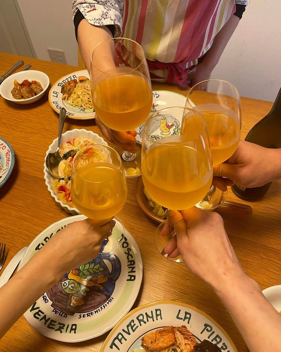 石川蓮美さんのインスタグラム写真 - (石川蓮美Instagram)「人生初のお料理教室♡ お友達に誘ってもらい行ってきた〜❣️ お友達がワインに合うおつまみ持ってきてくれて、それが絶品で、、 わたしもチャレンジしたいと言うことで師匠を訪ねてみました♡ イタリアママの家庭料理というのがとても伝わって、すごくすごく勉強になりました！ あんなことこんなことが面倒だったのに,,まさかこれだけで？！という。。 洋食作り苦手な私があっという間に 楽しくなっちゃったよ((´∀｀*)) あと、、このメニューの名前なーに？って聞いたらイタリア語でこーゆー意味よ♡と優しく教えてくれて語学の勉強にもなりましたwww  #普段和食ばかりなので  #新しいレシピに挑戦  #イタリア語のメニュー #人生勉強だらけ」4月17日 20時53分 - hasumin.n819