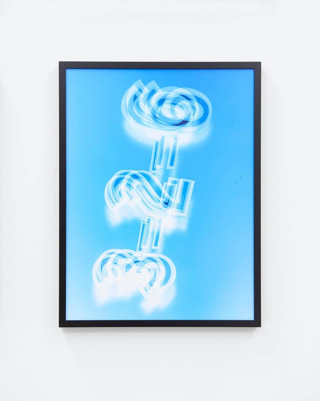 小見山峻のインスタグラム：「. 小見山峻 個展 9876543210 [ Nine to Zero ]  2023年4月14日（金）〜5月14日（日） opening reception 4月14日 18:00〜21:00 月火休廊  この度 SOM GALLERY は、小見山峻 による新作個展「9876543210 ( Nine to Zero )」を、日本橋馬喰横山にて開催します。  小見山は神奈川県横浜市出身の写真家、アーティスト。 「現実の出来事に対する視点を記録する」という写真の本質を突き詰め、コンピュータによる合成加工などに頼ることなく、グラフィカルな世界を表現、建築している。  小見山は、ストリートを映し出すことを出発点とし、これまで自身の周囲におけるリアリティを独自の視点で切り取ってきた小見山は、かつての東松照明や植田正治、森山大道らがそこに存在する空気やダイナミズムを切り取ったように、一貫して自らを取り巻く世界に存在する在るが儘の真実やその痕跡を映し出すことを重視している。  本展は、「数字」という、全世界で共通の意味を持ち、人間だけが認識しえるモチーフを素材にすることで、数字が持つ寓意的な意味を探る。 人類は古くから数字を用いて、他者との関わりを築いてきた。現代においても同じく、数字は言葉が通じない状況でも意思を伝えるための強力な記号であり、概念である。 一方で、それら記号は、時に人々を縛り付けるという逆説的な意味を持ち合わせている。資本主義社会においても、記号として用いられることで価値を有していた数字が、ラベルとして意味づけされることで、本来持ち合わせている価値が埋没することもある  現在の写真表現は、複製可能性や印刷等の特性に目が向けられ、写真が持つ本質的価値や表現が希薄化しているのではないか。 そのような写真の存在を数字になぞらえて、写真が持つ本質的価値の再定義を試みる。  小見山は、自身が将来を通じて表現するモチーフの一つとして、「数字」という記号を見つけ出した。 街に存在する数多の記号（数字）を写真という行為で切り取り、内包する意味を昇華させ、新たな生命を宿す。この行為こそ、小見山の考える、現在の正統な写真表現と言えるだろう。  皆様のご来場を、心よりお待ち申し上げます。  SOM GALLERY URL：https://www.somgallery.com/ Mail：somgallery05@gmail.com」