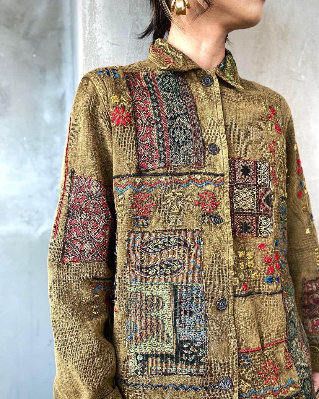 Chief used&vintageのインスタグラム：「【オンラインストア発送業務に関するお知らせ】  いつもChief vintageをご愛顧いただきましてありがとうございます。 直近のオンラインストアご注文分の発送日は以下の通りとなります。  ・4/19日(水)23:59までのご注文分 →4/20までに発送 ・4/20(木)深夜０時以降のご注文分 →4/25(火)より順次発送  オンラインストアをご利用予定の方は お早めにご注文いただけますと お待たせせずに発送が可能です。  大変ご不便をおかけいたしますが 何卒よろしくお願いいたします。」