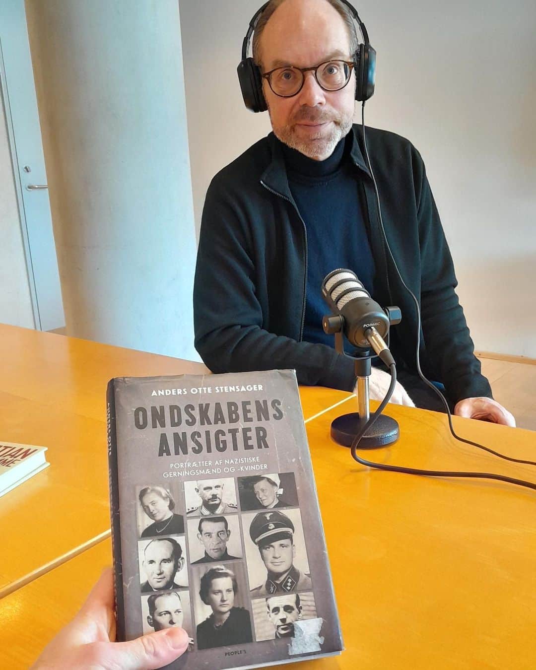 エミル・ベルグレーンさんのインスタグラム写真 - (エミル・ベルグレーンInstagram)「Lyt med til min og bogklubbens nye podcast😄 I første episode taler jeg med Anders Otte Stensager om et mørkt kapitel i verdenshistorien, med udgangspunkt i Anders’ seneste bog “Ondskabens ansigter”. Link i bio⬆️」4月17日 20時53分 - emilberggreen