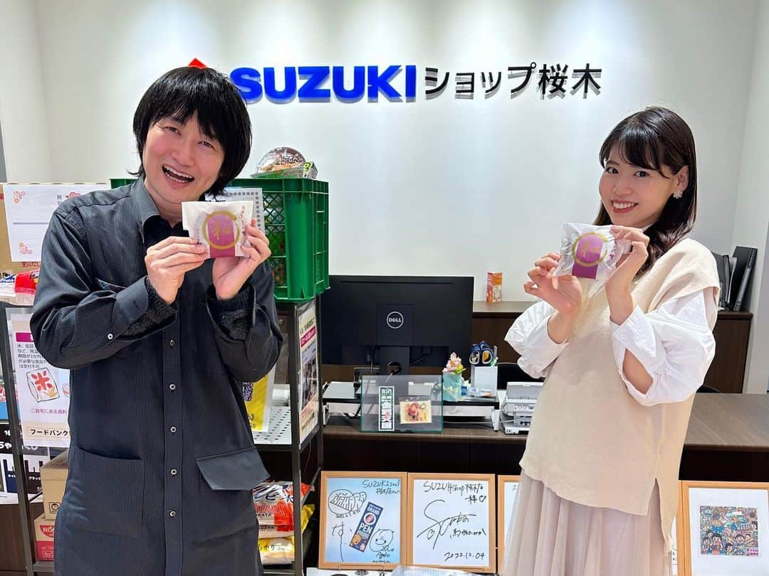 林莉世のインスタグラム：「大変お世話になった 『スズキショップ桜木店』さん トークライブの前にお邪魔しました！  なかなか買えない、阿賀野市 渡計さんのどら焼きをいただき💓 サインも書かせていただき😭💓 居心地良すぎる空間でした☺️✨車に関するあれこれを相談してついつい長居してしまいました笑🫣  #新潟#新潟観光#新潟の思い出#スズキショップ#スズキショップ桜木店#スズキの車#ラパン#ラパン好き#トークライブ#高橋なんぐ#林莉世#アナウンサー#フリーアナウンサー」