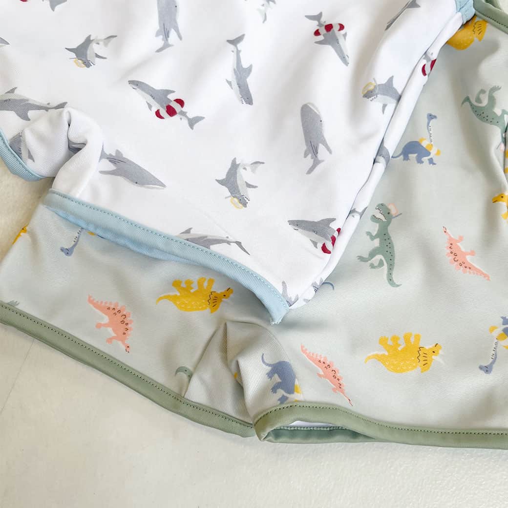 petit mainさんのインスタグラム写真 - (petit mainInstagram)「. 　 ▶︎ Swim Wear 　　 お待たせしました！ベビーの水着をご紹介します！ 　 男の子ベビーのなりきりグレコ水着は、なんと今年は、恐竜とサメにさんになれちゃいますよ！！どちらもプティマインらしいおしゃれな配色の総柄デザインでとってもかわいいですね♡肩のところにあるボタンですぽっとお着替えも楽ちんです♪ 〈グレコタイプとは？〉 グレコとは、オールインワンタイプのベビー用スイムウェア。上下が一体になったスイムウェアのことです。 　 　 　 　 BABYなりきりグレコ 70-80㎝ 品番：9532608 価格：¥3,960(税込) ○ショップ先行発売中・オンラインは入荷次第発売予定 　 boy：身長74.5㎝ / 着用70㎝ 　 　 　 　 〈ご注意〉 ※写真はサンプルで撮影しています。色・デザインが多少が異なる場合がございます。あらかじめご了承ください。 ※入荷、在庫状況は店舗によって異なる場合がございます。ご利用の店舗までご確認ください。 ※ナルミヤオンラインでは入荷次第順次発売となります。 ※オンラインの入荷、在庫状況について詳しくはナルミヤオンラインまでご確認ください。 @narumiyaonline_official  　 #petitmain #プティマイン #プティの新作 #赤ちゃん #肌着 #赤ちゃんのいる生活 #女の子ベビー #男の子ベビー #むすめふく #むすこーで #おうち時間 #子どものいる暮らし #赤ちゃんのいる暮らし #子育てグラム #instafashion #instagood #ベビーギフト #出産準備 #出産準備品 #プレママ #ママ予定 #男の子ママ予定 #女の子ママ予定 #世界一幸せな洗濯 #新生児服 #新生児 #ベビーウェア #赤ちゃん服 #ベビー水着#swimwear」4月17日 20時58分 - petitmain_official