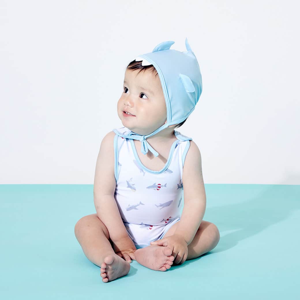 petit mainさんのインスタグラム写真 - (petit mainInstagram)「. 　 ▶︎ Swim Wear 　　 お待たせしました！ベビーの水着をご紹介します！ 　 男の子ベビーのなりきりグレコ水着は、なんと今年は、恐竜とサメにさんになれちゃいますよ！！どちらもプティマインらしいおしゃれな配色の総柄デザインでとってもかわいいですね♡肩のところにあるボタンですぽっとお着替えも楽ちんです♪ 〈グレコタイプとは？〉 グレコとは、オールインワンタイプのベビー用スイムウェア。上下が一体になったスイムウェアのことです。 　 　 　 　 BABYなりきりグレコ 70-80㎝ 品番：9532608 価格：¥3,960(税込) ○ショップ先行発売中・オンラインは入荷次第発売予定 　 boy：身長74.5㎝ / 着用70㎝ 　 　 　 　 〈ご注意〉 ※写真はサンプルで撮影しています。色・デザインが多少が異なる場合がございます。あらかじめご了承ください。 ※入荷、在庫状況は店舗によって異なる場合がございます。ご利用の店舗までご確認ください。 ※ナルミヤオンラインでは入荷次第順次発売となります。 ※オンラインの入荷、在庫状況について詳しくはナルミヤオンラインまでご確認ください。 @narumiyaonline_official  　 #petitmain #プティマイン #プティの新作 #赤ちゃん #肌着 #赤ちゃんのいる生活 #女の子ベビー #男の子ベビー #むすめふく #むすこーで #おうち時間 #子どものいる暮らし #赤ちゃんのいる暮らし #子育てグラム #instafashion #instagood #ベビーギフト #出産準備 #出産準備品 #プレママ #ママ予定 #男の子ママ予定 #女の子ママ予定 #世界一幸せな洗濯 #新生児服 #新生児 #ベビーウェア #赤ちゃん服 #ベビー水着#swimwear」4月17日 20時58分 - petitmain_official