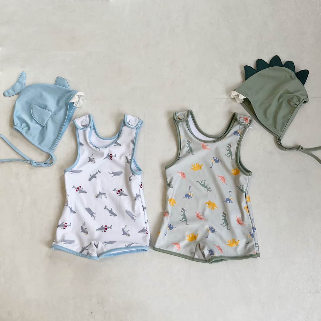 petit mainさんのインスタグラム写真 - (petit mainInstagram)「. 　 ▶︎ Swim Wear 　　 お待たせしました！ベビーの水着をご紹介します！ 　 男の子ベビーのなりきりグレコ水着は、なんと今年は、恐竜とサメにさんになれちゃいますよ！！どちらもプティマインらしいおしゃれな配色の総柄デザインでとってもかわいいですね♡肩のところにあるボタンですぽっとお着替えも楽ちんです♪ 〈グレコタイプとは？〉 グレコとは、オールインワンタイプのベビー用スイムウェア。上下が一体になったスイムウェアのことです。 　 　 　 　 BABYなりきりグレコ 70-80㎝ 品番：9532608 価格：¥3,960(税込) ○ショップ先行発売中・オンラインは入荷次第発売予定 　 boy：身長74.5㎝ / 着用70㎝ 　 　 　 　 〈ご注意〉 ※写真はサンプルで撮影しています。色・デザインが多少が異なる場合がございます。あらかじめご了承ください。 ※入荷、在庫状況は店舗によって異なる場合がございます。ご利用の店舗までご確認ください。 ※ナルミヤオンラインでは入荷次第順次発売となります。 ※オンラインの入荷、在庫状況について詳しくはナルミヤオンラインまでご確認ください。 @narumiyaonline_official  　 #petitmain #プティマイン #プティの新作 #赤ちゃん #肌着 #赤ちゃんのいる生活 #女の子ベビー #男の子ベビー #むすめふく #むすこーで #おうち時間 #子どものいる暮らし #赤ちゃんのいる暮らし #子育てグラム #instafashion #instagood #ベビーギフト #出産準備 #出産準備品 #プレママ #ママ予定 #男の子ママ予定 #女の子ママ予定 #世界一幸せな洗濯 #新生児服 #新生児 #ベビーウェア #赤ちゃん服 #ベビー水着#swimwear」4月17日 20時58分 - petitmain_official