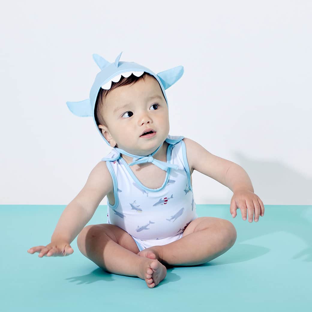 petit mainさんのインスタグラム写真 - (petit mainInstagram)「. 　 ▶︎ Swim Wear 　　 お待たせしました！ベビーの水着をご紹介します！ 　 男の子ベビーのなりきりグレコ水着は、なんと今年は、恐竜とサメにさんになれちゃいますよ！！どちらもプティマインらしいおしゃれな配色の総柄デザインでとってもかわいいですね♡肩のところにあるボタンですぽっとお着替えも楽ちんです♪ 〈グレコタイプとは？〉 グレコとは、オールインワンタイプのベビー用スイムウェア。上下が一体になったスイムウェアのことです。 　 　 　 　 BABYなりきりグレコ 70-80㎝ 品番：9532608 価格：¥3,960(税込) ○ショップ先行発売中・オンラインは入荷次第発売予定 　 boy：身長74.5㎝ / 着用70㎝ 　 　 　 　 〈ご注意〉 ※写真はサンプルで撮影しています。色・デザインが多少が異なる場合がございます。あらかじめご了承ください。 ※入荷、在庫状況は店舗によって異なる場合がございます。ご利用の店舗までご確認ください。 ※ナルミヤオンラインでは入荷次第順次発売となります。 ※オンラインの入荷、在庫状況について詳しくはナルミヤオンラインまでご確認ください。 @narumiyaonline_official  　 #petitmain #プティマイン #プティの新作 #赤ちゃん #肌着 #赤ちゃんのいる生活 #女の子ベビー #男の子ベビー #むすめふく #むすこーで #おうち時間 #子どものいる暮らし #赤ちゃんのいる暮らし #子育てグラム #instafashion #instagood #ベビーギフト #出産準備 #出産準備品 #プレママ #ママ予定 #男の子ママ予定 #女の子ママ予定 #世界一幸せな洗濯 #新生児服 #新生児 #ベビーウェア #赤ちゃん服 #ベビー水着#swimwear」4月17日 20時58分 - petitmain_official