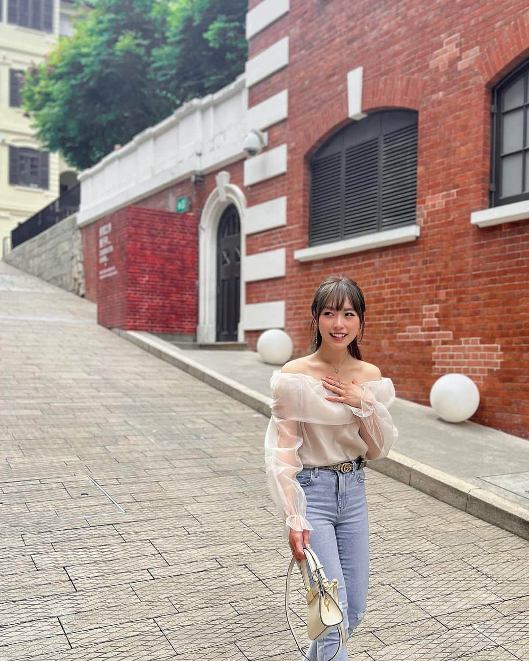 Miss Hunnyのインスタグラム：「近排太忙， 難得同 @cutiegg 約lunch， 又有 @angelashum 化到我咁靚(⁎⁍̴̛ᴗ⁍̴̛⁎) 早兩日仲染埋啞啡色嘅頭髮， 氣質up up👆🏻👆🏻 唔打個卡都對唔住鄉親父老🤭  Makeup @angelashummakeup  Hair do @angelashummakeup  Hair make @momoavedahair_rick Top @lettaa.official」