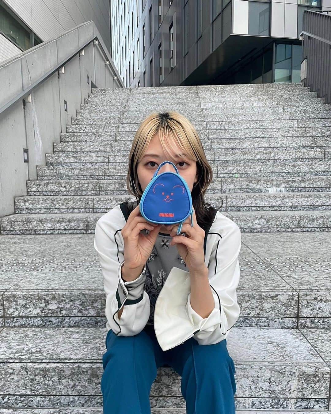 竹内アンナのインスタグラム：「ㅤㅤㅤㅤㅤㅤㅤㅤㅤㅤㅤㅤㅤ  4/24 FCライブと4/25 BDライブに向けて NEW GOODS作ったよ🧸🥐  おにぎりも小物も入る愉快な仲間たちが描かれた便利なケースと、 パリでめちゃくちゃ大きいクロワッサン食べたいという個人的な目標を詰め込んだポーチです。  販売は4/24から、 ぜひチェックしてね！ rocket-exp.com/takeuchianna/」