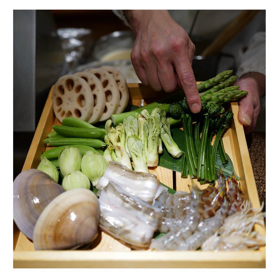 JUNNAのインスタグラム：「まもなく69歳を迎える父のお誕生日会  父のリクエストで丸十を食べに(ゆっくり40分かけて揚げる季節限定のさつま芋のてんぷら)  家族揃って変わらずこの時を迎えられることは何より幸せである。  相変わらず母に任せた姉妹の記念写真は何一つピントは合っていない...雰囲気だけ載せておこう。 家族の思い出。  お祝いの日の装いはETRÉのノーカラーホワイトジャケットにホワイトのサテンオールインワン。 主役のアクセサリーは @cadan._____ by @minori._________   bagもホワイト @delvaux 🕊  #only」