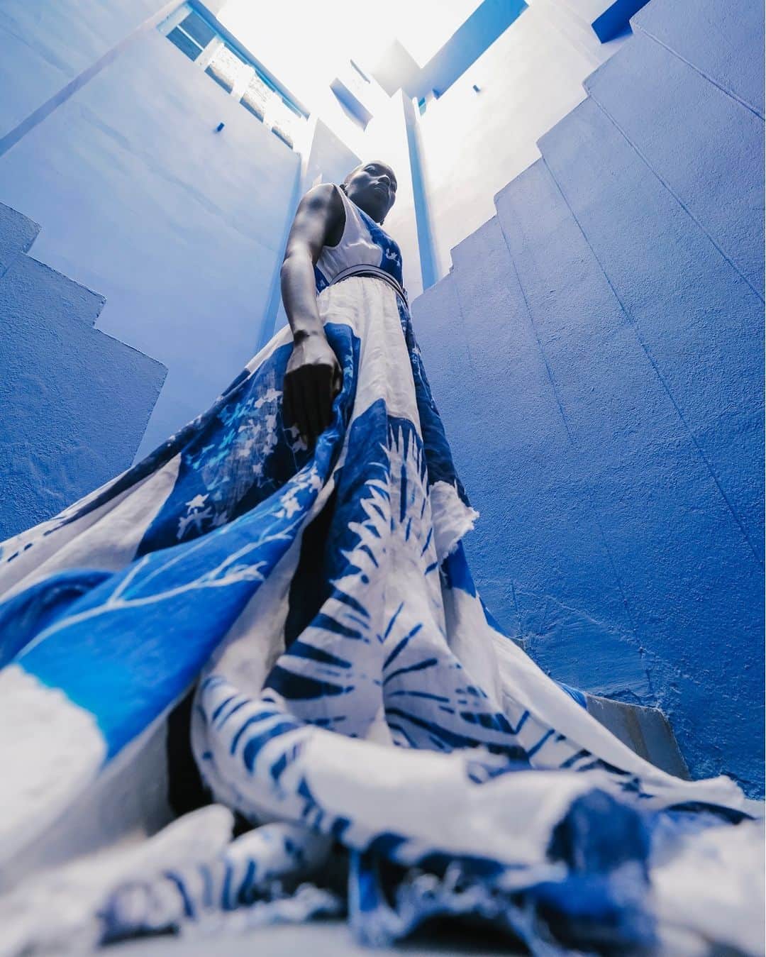 メドモアゼルのインスタグラム：「Giving life to an unstructured silhouette, our blue and white print is the bearer of unparalleled femininity.  Mesdemoisellesparis.com #mesdemoisellesparis」
