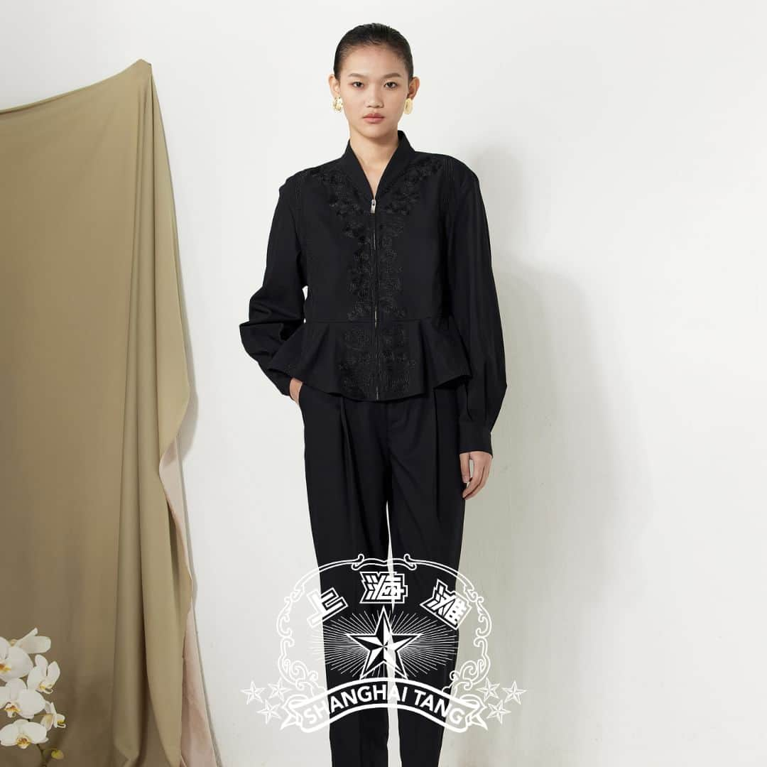 シャンハイタンのインスタグラム：「The lace decorative pattern on this structured peplum jacket is inspired by Shanghai's Art Deco architecture. The combination of the plum blossom and Chinese window patterns is typically used as a decorative design technique in Art Deco. Made with 100% cotton, this jacket is breathable and suitable for all summer days.  外套的蕾絲圖案靈感來自上海裝潢藝術風格Art Deco的建築設計。 一件純棉製造的外套，適合夏天穿著又不失高雅。  #shanghaitang #makelifeaparty #上海灘 #將人生變成一場盛宴 #newarrival  #ss23 #quietluxury」