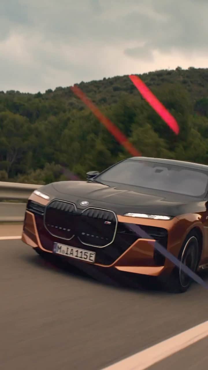 BMWのインスタグラム：「An icon built for the ultimate mission. Introducing BMW‘s most powerful all-electric vehicle to date, designed with M Power in its DNA. THE i7 M70.  #THEi7M70 #BMW #ThisIsForwardism @bmwm __ BMW i7 M70 xDrive*: Energy power consumption in kWh/100 km (combined): 23.8-20.8 (WLTP); CO2 emissions in g/km (combined): 0 g; Electric range in km: 488-560 (WLTP) *Preliminary data」