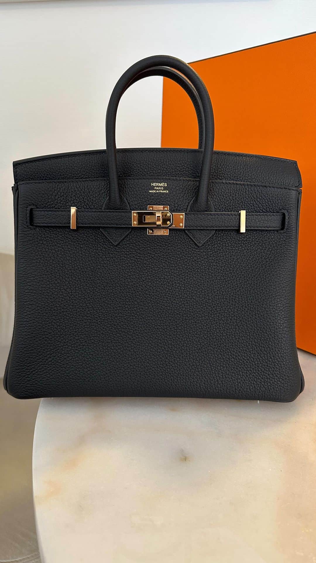ririのインスタグラム：「仲間入り🫶☺️💫 @hermes 🐴🍊✴️ #バーキン25  #black  #ピンクゴールド金具  #バーキン #エルメス #エルメス好きな人と繋がりたい   最近大人になってしまったせいか🙇‍♀️ 黒とか落ち着いた色が欲しかったから タイミングバッチリすぎてさすがでした🙏😆🌈 いつもありがとうございます😊💚😊」