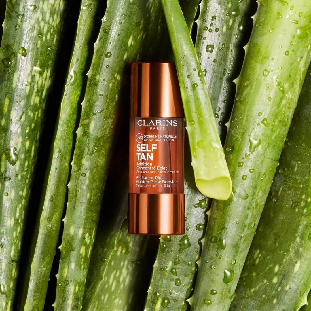 Clarins Españaのインスタグラム：「El extracto de aloe vera, presente en nuestros autobronceadores, tiene un gran poder hidratante. 💧🌿 ¡Voilà, uno de nuestros secretos para un bronceado bonito y duradero!  Deja un 💚 en los comentarios si te encantan los ingredientes naturales que aportan beneficios a la piel.  #Clarins」