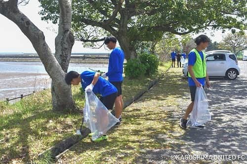 鹿児島ユナイテッドFCさんのインスタグラム写真 - (鹿児島ユナイテッドFCInstagram)「⚽#ユニータ 周辺の清掃を行いました🐢  4月17日(月)のトレーニング後、鹿児島ユナイテッドFCの練習場「ユニータ」周辺の清掃活動を行いました。 今回の清掃活動は、シーズン始動からお世話になっている喜入の地元の方をはじめとする関係各所の皆さまへの感謝を込めてのものになります。 また大丸海岸の清掃は、毎年喜入の海岸まで産卵に訪れるアカウミガメの保護活動の一環でもあります。 大嶽直人監督や選手、スタッフで各所のゴミを拾い集めました。 これからも鹿児島ユナイテッドFCは鹿児島市のまち美化推進団体としても、地域をきれいにする活動に取り組んで参ります。  #鹿児島ユナイテッドFC #鹿児島市#鹿児島県 #喜入 #喜び入るまち #清掃活動 #みんなでまちを美しく #まち美化推進団体 #鹿児島をもっとひとつに。」4月17日 21時02分 - kagoshimaunitedfc