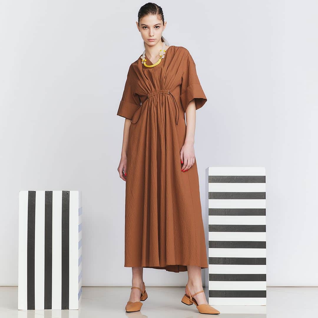 Double Standard Clothingのインスタグラム：「. 《'23 SUMMER COLLECTION PRE ORDER vol.2》 予約受付期間：4.17(Mon) - 4.26(Wed) . [DRESS] Sov. / ドロストデザインワンピース(予約) price. 53,900円(税込) color. オフ / ブラウン size. 36 / 38 お届け予定...5月下旬 . ------------------------------------------- #doublestandardclothing #tokyo #DSC #sov #nightstore #2023summer #preorder #fashion #ootd」