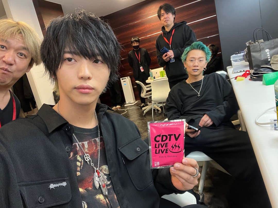 圭吾のインスタグラム：「CDTVありがとうございました🤘 Twitterとは別バージョン🤘」
