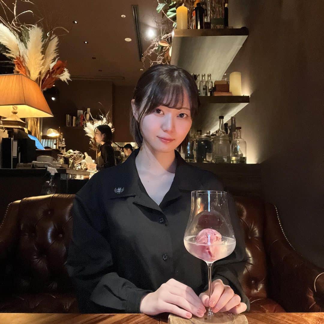いけちゃんのインスタグラム：「ずっと気になってた虎ノ門のBAR🫣🌹 なんか良い香りがした！ フローラルで可愛い！美味しい！🫶🏻」