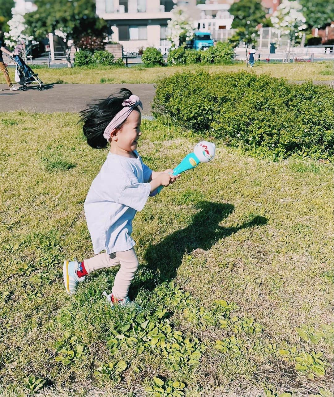 カジサック&ヨメサックさんのインスタグラム写真 - (カジサック&ヨメサックInstagram)「昨日東京は変な天気でした☔️🌞 母と妹と姪っ子ちゃんと子ども達と（とうじは部活でした）公園にピクニックへ✨ ところが、公園の駐車場に着いた途端まさかの土砂降りに☔️🌦️ 諦めて帰ろうと駐車場から出て家路に着いた途端ぴかーんとお日様が🌞 そのまま戻るのも癪なので違う公園へ🚗💨 おはるはディズニーで買ったシャボン玉が気に入って大はしゃぎでした🕊️ サッカーしたりバレーしたりかき氷食べたりしていたら、またもや雨が🌦️ 急いで片付けて帰りました🚗💨 雨が降ったりやんだりでしたが、子ども達はとっても楽しかったようです✨  #はるさんぽ🕊️ #シャボン玉の構造が気になる険しい顔のおはる🕊️ #カジサック #ヨメグラム」4月17日 21時06分 - kajisac_yomesac