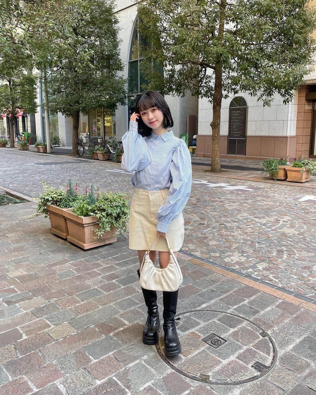fruncoのインスタグラム：「@frunco.official ◀︎他のアイテムはこちらから🌼 ㅤㅤㅤㅤㅤㅤㅤㅤㅤㅤㅤㅤㅤ  ギンガム×花柄刺繍が可愛すぎるブラウス春らしいギンガムチェックの生地に、 小ぶりで可愛いデイジー柄の刺繍が散りばめられた一枚💖 ㅤㅤㅤㅤㅤㅤㅤㅤㅤㅤㅤㅤㅤ たっぷりとボリュームのあるスリーブが 女性らしいシルエットを演出してくれて、 最高に細見えを叶えてくれます！👔🎧 ㅤㅤㅤㅤㅤㅤㅤㅤㅤㅤㅤㅤㅤ ㅤㅤㅤㅤㅤㅤㅤㅤㅤㅤㅤㅤㅤ 🏷デイジー刺しゅうブラウス ブルー / ブラック ￥3,520ㅤㅤㅤㅤㅤㅤㅤㅤㅤㅤㅤㅤㅤ ㅤㅤㅤㅤㅤㅤㅤㅤㅤㅤㅤㅤㅤ  ㅤㅤㅤㅤㅤㅤㅤㅤㅤㅤㅤㅤㅤ- - - - - - - - - - - - - - - - -  ㅤㅤㅤㅤㅤㅤㅤㅤㅤㅤㅤㅤㅤ アイテムの詳細は商品タグ、または @frunco.official トップのURLよりご覧いただけます！✨️ ㅤㅤㅤㅤㅤㅤㅤㅤㅤㅤㅤㅤㅤ official store 税込¥3,000以上お買い上げで送料が¥220に🌱 さらに！税込¥8,000以上お買い上げで送料無料 📦 ̖́- ㅤㅤㅤㅤㅤㅤㅤㅤㅤㅤㅤㅤㅤ - - - - - - - - - - - - - - - - -  #frunco #frunco_snap  #新作  #zozotown  #zozotownで購入  #zozotownおすすめブランド  #zozotown購入品  #大学生コーデ  #大学  #韓国ファッション  #韓国コーデ  #デートコーデ #ブラウスコーデ  #ブラウス  #フレンチガーリー  #フレンチガーリーコーデ」
