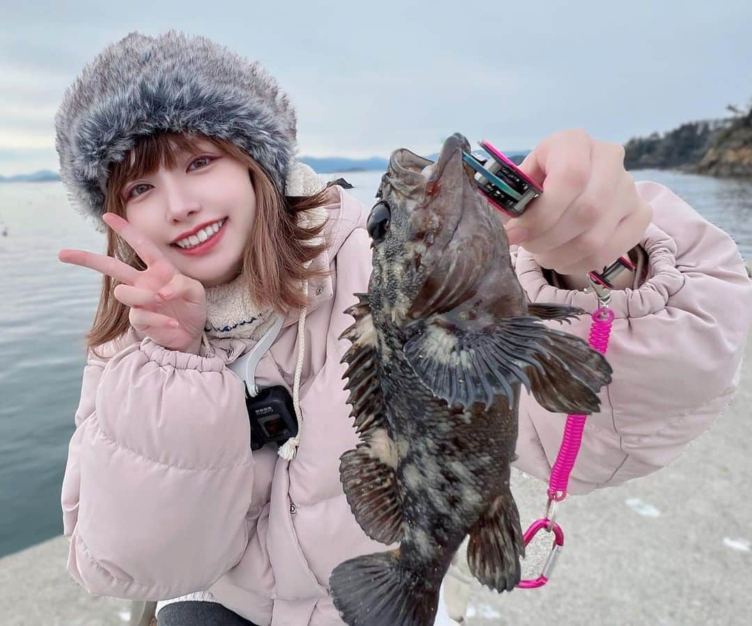 眞白桃々のインスタグラム：「オウゴンムラソイ🎣  YouTubeでもご報告させていただいたとおり、#ルアーマガジン さんの #ルアマガ女子部 新メンバーとして活動させていただくことになりました🫶🏻  これからは関東だけでなく私の出身地である宮城県や東北地方での釣りも増やしてお届けしていきたいと思います☀︎  #ルアマガ」