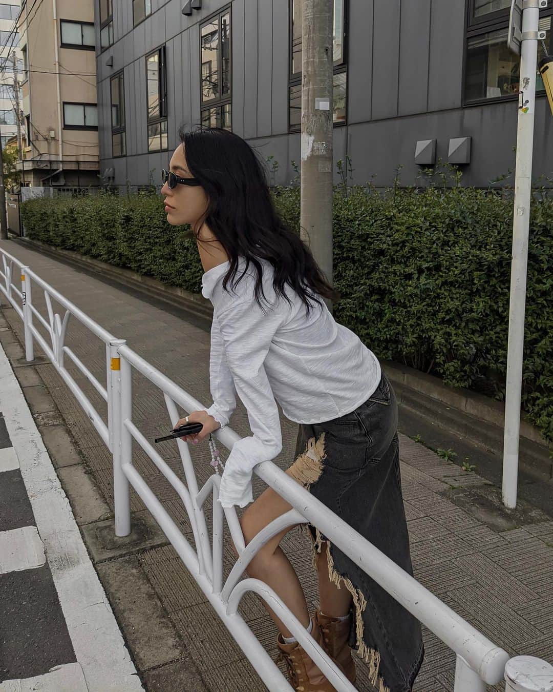 宮川由衣子さんのインスタグラム写真 - (宮川由衣子Instagram)「. どう考えてもげろかわデニムスカート🧡 自分でリメイクしちゃいました😉 そうゆう才能持ってます😉 って顔して歩きたい #怖 . ルーズな抜け感がたまらぬトップスは発売中💞 @aclent_official  . #fashion #outfit #ootd #aclent」4月17日 21時16分 - yuiko_miyagawa