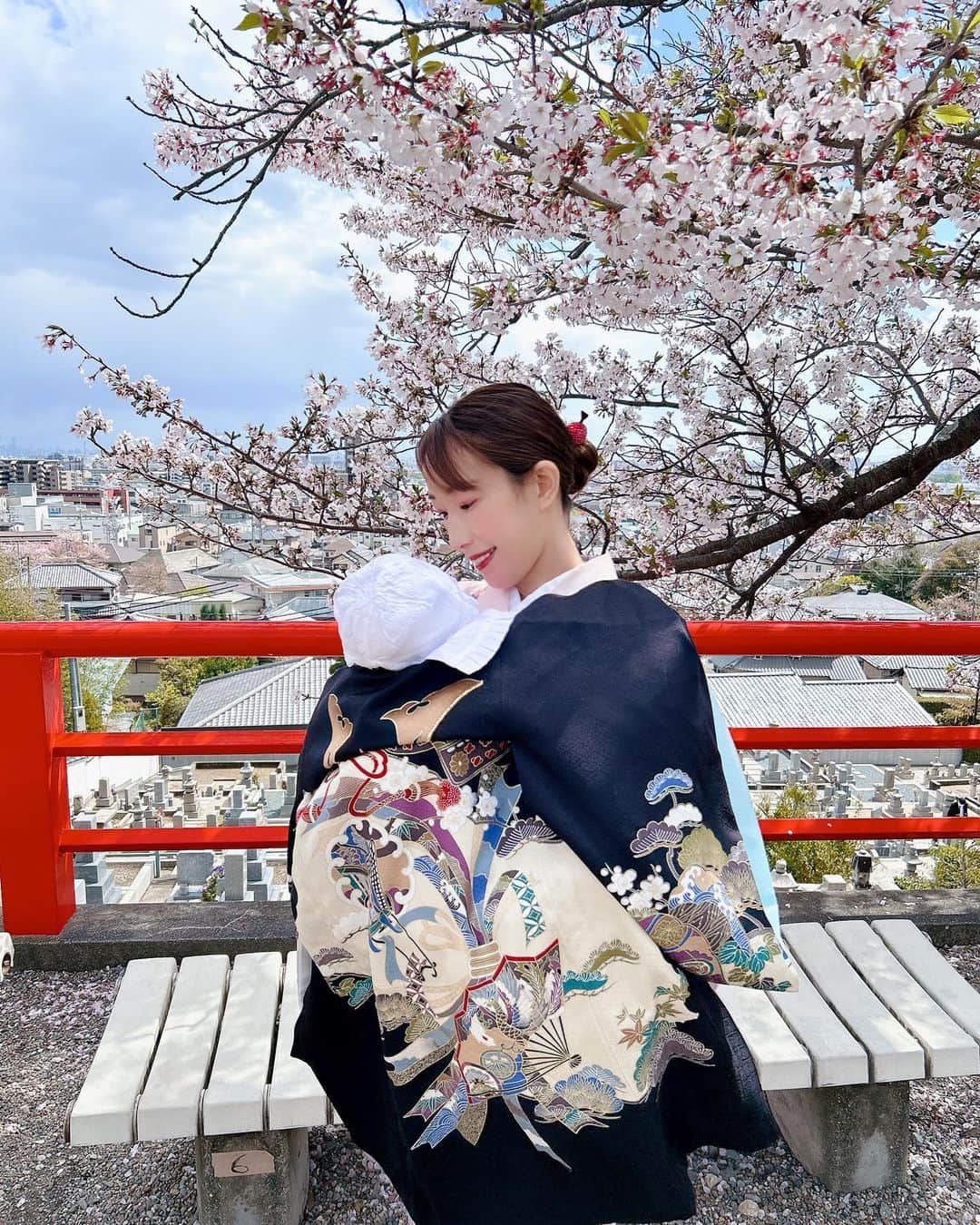 近藤夏奈のインスタグラム：「⁡ お宮参り👶🏻👘 ⁡ 100日のお祝いと共に、中山寺へ⛩✨ 暑い夏に、安産祈願でも行ったのが懐かしい🥹 あの時はお腹が重くて重くて...🤰笑 ⁡ 4月の初め頃で、まだ少し桜も残ってたよ🌸 一緒に見れて、また1つ思い出が増えました👶🏻🤍 . .」