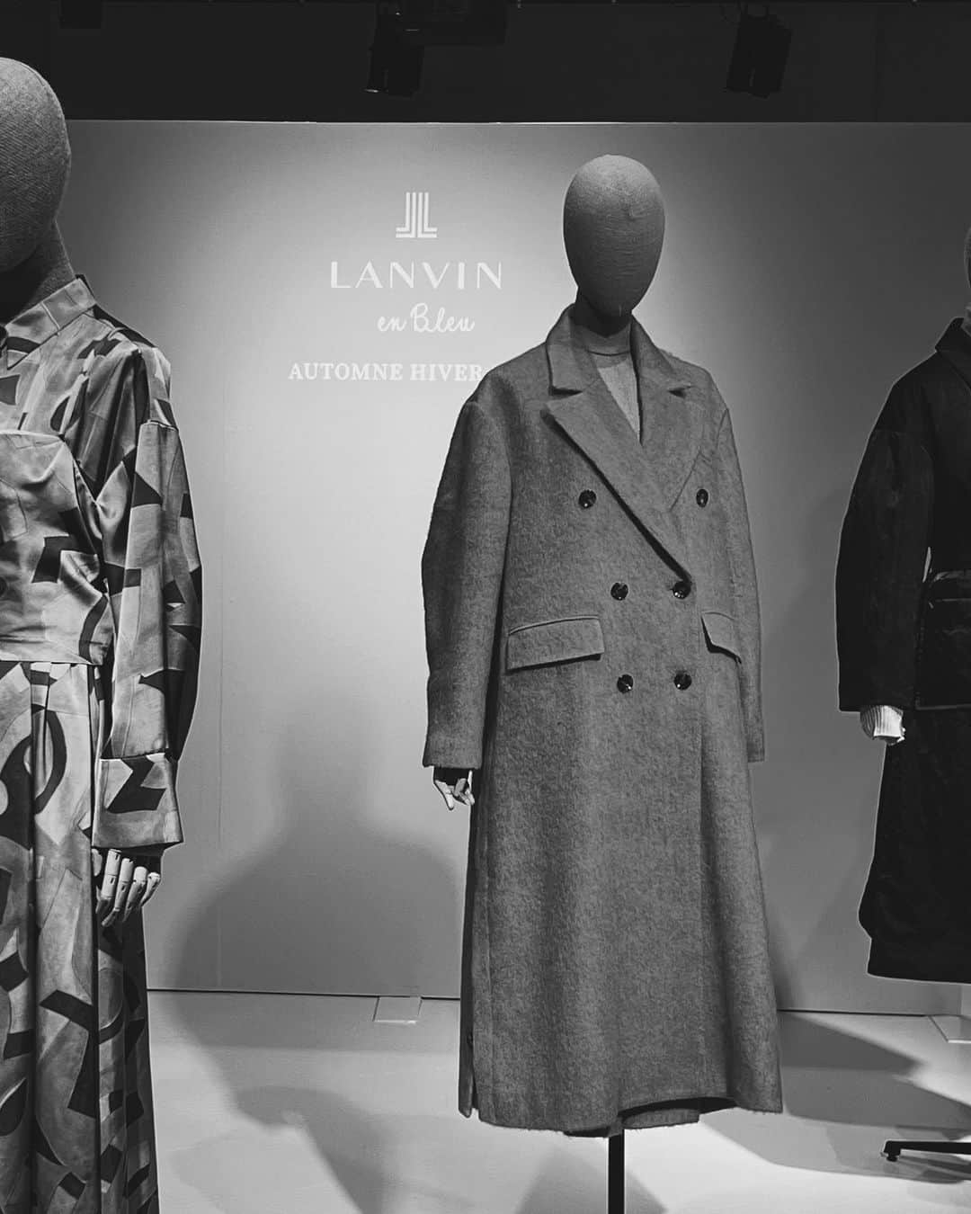 石黒美帆のインスタグラム：「. ⁡ @lanvin_en_bleu_womens AW exhibition🍂 ⁡ 細部まで拘られていて どのアイテムもシルエットが本当に綺麗。 モード感のある甘めブラウスもツボでした。♡ ⁡ ⁡ ⁡ #lanvinenbleu #ランバンオンブルー#2023aw #ファッション#きれいめカジュアル#大人カジュアル#アラサーコーデ#30代コーデ#秋冬展示会」