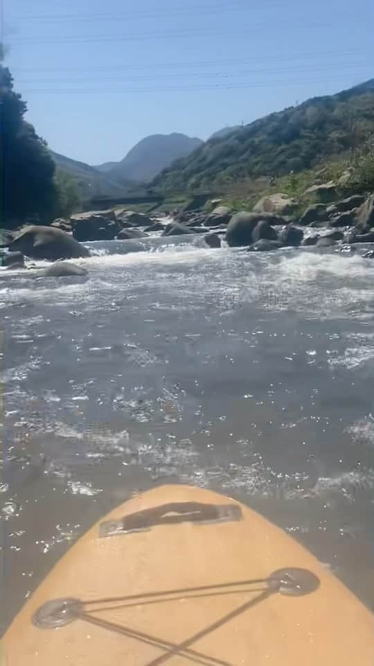 ねりお弘晃のインスタグラム：「⠀ ⠀ マシンも良いんですが、使える筋肉が欲しいので筋トレの一環としても採用しているサップ🏄‍♂️  腕が無理！！！っていうのを2、3回経験するまで繰り返し波に立ち向かいます。  昨日は風が強すぎて1番今までで1番キツかったです。なので、立てませんでした😂笑  前半見苦しいですが、後半にお客さんが...！！！笑  #小田原 #箱根 #田舎暮らし #サップ #川」