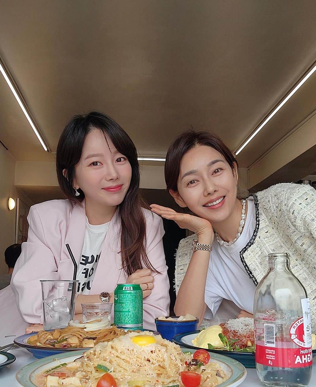 パク・タミのインスタグラム：「- 피드에 자주 올라오길래~ 꼭 한번 가보고 싶었던 곳! 주말! 아이들은 신랑에게 맡기고 나는 예배 후 탈출!! ㅎㅎ 맛있는 거 먹으며 소영과 끊이지 않는 주거니받거니 토크~ 세상 즐거웠던 주말~~  금방 헤어져도 전화해서 날 찾는 구씨들.. 정말 아이러니한것은, 남자 구씨 둘만 날 그러어케에~ 찾는다는 것! 그들은 왜 뭐든지 나한테 물어보는걸까?? 10살 주하는 혼자 알아서 잘하는데.... 흠...  여튼 나의 주말! 꿀같은 말씀 듣고 살아난 심령에~ 예쁜 @ssoyoung6497 만나 따뜻한 수다에 기분이 참 좋고~ #알프키친 은!!! (해시태그 할거예요 너무 맛있어서 ㅋㅋㅋ) 명란 파스타.. 잊지를 못하겠네.. 어른들 모시고 또 가야지~ 애들 데리고도 또 가야지~~~ ^^ 너무 맛있었던 곳!!」