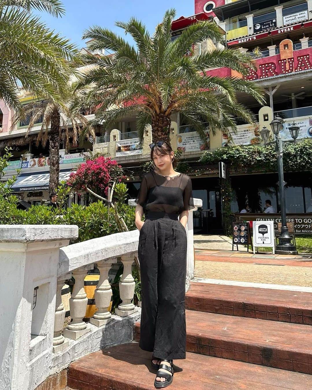 山口清香さんのインスタグラム写真 - (山口清香Instagram)「昨日のコーデ🍃  展示会で注文した @libjoie のリネンタックパンツをやっと、、♡ ハイウエストだからチューブトップと合うと思って沖縄でおろしました🌺  sunglasses @rayban  inner @clea_official_store  tops @melancleuge  bottom @libjoie」4月17日 21時10分 - sayaka__yamaguchi_