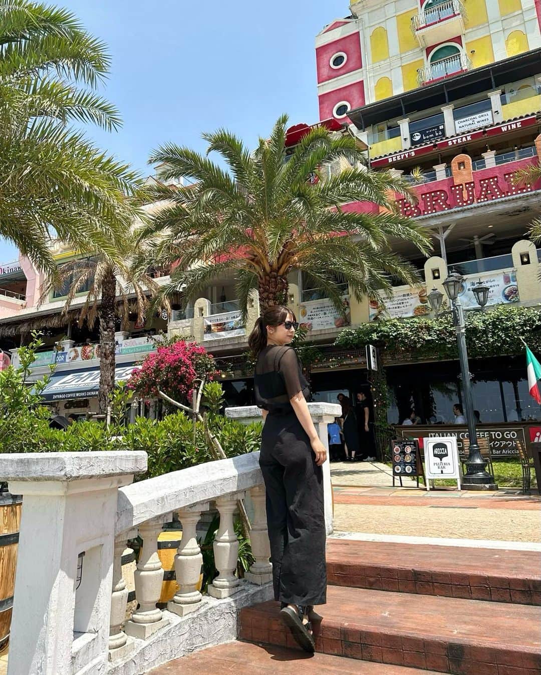 山口清香さんのインスタグラム写真 - (山口清香Instagram)「昨日のコーデ🍃  展示会で注文した @libjoie のリネンタックパンツをやっと、、♡ ハイウエストだからチューブトップと合うと思って沖縄でおろしました🌺  sunglasses @rayban  inner @clea_official_store  tops @melancleuge  bottom @libjoie」4月17日 21時10分 - sayaka__yamaguchi_