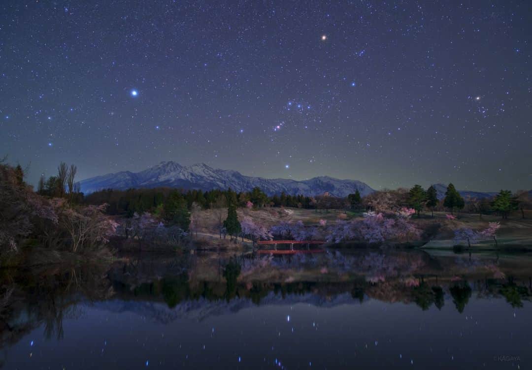 KAGAYAさんのインスタグラム写真 - (KAGAYAInstagram)「オリオンと桜を映す鏡のような水面。 おだやかな春の宵は夢のよう。 写真左の明るい星はシリウスです。（先日、新潟県にて撮影） 今日もお疲れさまでした。」4月17日 21時10分 - kagaya11949